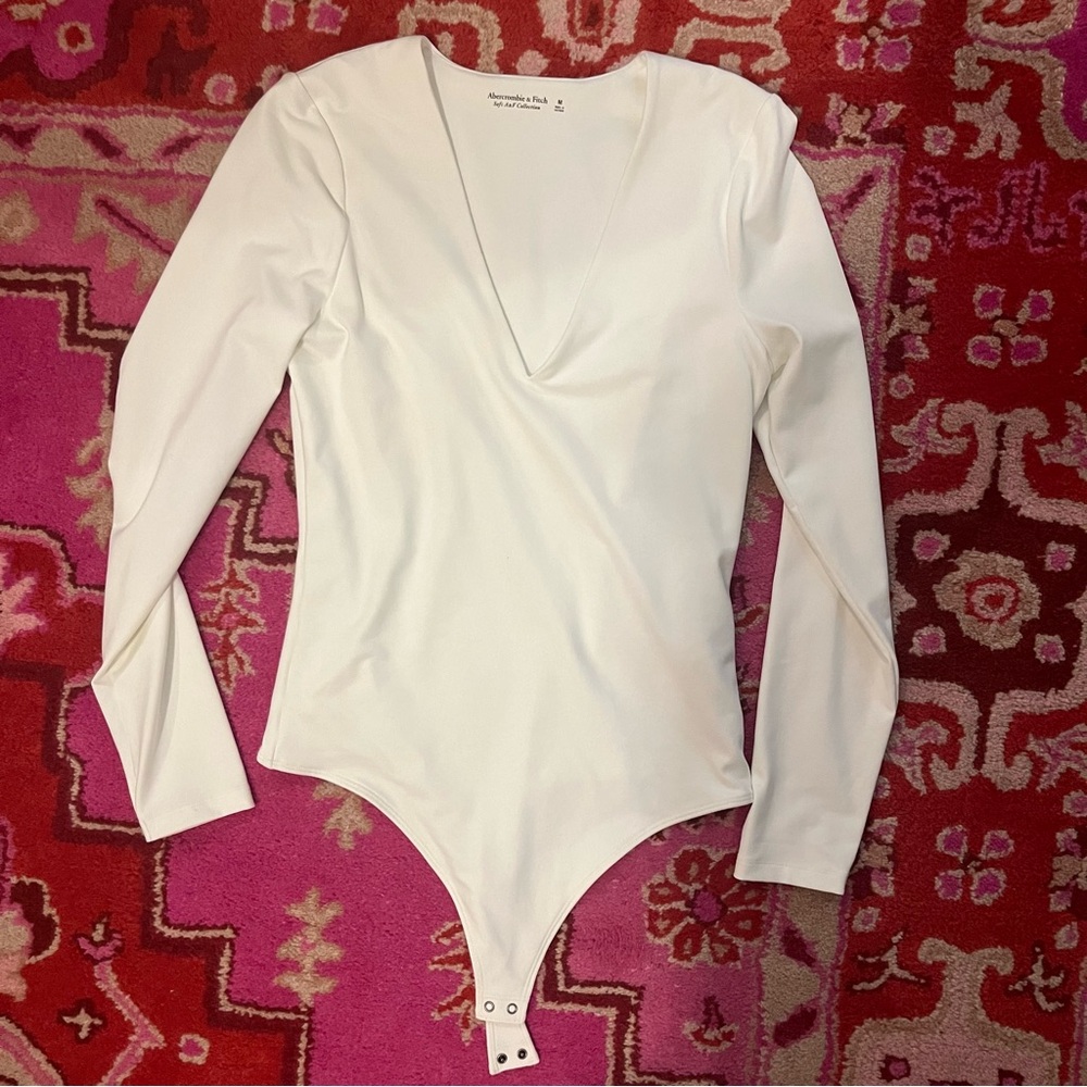 Abercrombie Soft A&F Long Sleeve V-Neck Bodysuit, White, size Medium